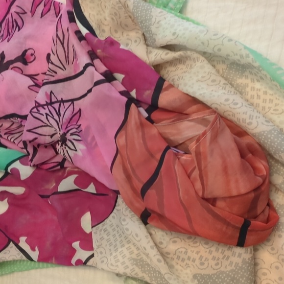 Gorgeous silk cotton mix square scarf with tassels - Picture 3 of 5